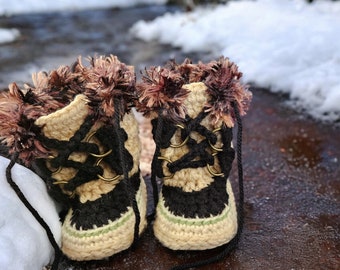 Adorable  baby snow booties size 0-3 months