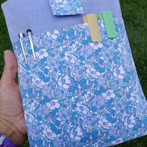 Couverture de livre en tissu bleu canard à fleurs avec fermeture à pression | Housse pour Kindle | Étui pour liseuse | Organiseur de sac à main | Prêt à expédier | Cadeau pour les amateurs de lecture