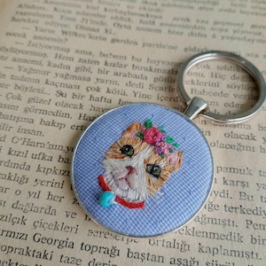 Brelok/naszyjnik z haftowanym 3D portretem rudego kota |miniaturowy portret zwierzaka |Korona kwiatowa |Etykieta na plecak |dla miłośników kotów|prezent dla nowych kierowców