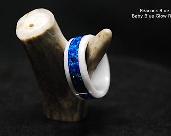 Peacock Blue Opal Ring 8 mm weiße Keramik Comfort Band - Handgefertigt in Kanada