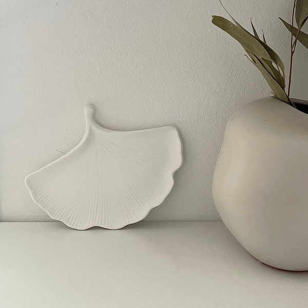 Ginkgo Blatt Interieur Dekoration minimalistisch Keramik weiß beige handgemacht Schmuckablage organisch asymmetrisch Tablett Geschenkidee