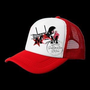 Può includere: Cappellino da camionista rosso e bianco con un design di football nero e rosso e la parola "MOM" in glitter. Il cappello ha anche un piccolo cerchio bianco con il testo "Spore's Sublimation Station Made for You".