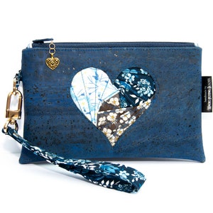 Handgemachter Tiefblauer Kork & Iris Gefaltet FloralWillowherb Herz Clutch Bag