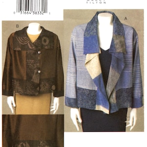 Op de afbeelding: Een naaipatroon voor twee jassen, gelabeld V7907, met de tekst "PATTERN/PATRON" en "SIZE/TAILLE". Eén jas is bruin met decoratieve patches en knopen. De andere is blauw en grijs met een uniek kraagontwerp.