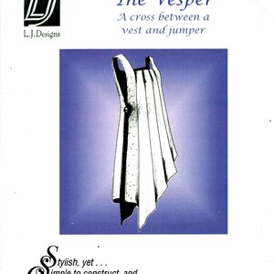 Könnte beinhalten: Eine Schnittmusterhülle mit dem Titel The Vesper, A cross between a vest and jumper von L.J. Designs. Das Cover zeigt eine schwarz-weiße Illustration eines ärmellosen, drapierten Kleidungsstücks mit seitlichem Knopfverschluss vor einem violetten Hintergrund.