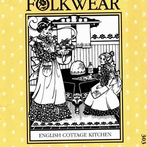 Op de afbeelding: Een vintage Folkwear patroonhoes met een zwart-wit illustratie van twee vrouwen in een Engelse cottage keuken. De hoes is geel met witte stippen en bevat de tekst "FOLKWEAR" en "ENGLISH COTTAGE KITCHEN".
