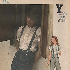 Könnte beinhalten: Vintage-Schnittmuster für ein Junior-Outfit mit einer weißen Bluse und einem Jeans-Overall. Das Schnittmuster ist von Butterick und wurde von Mary Quant entworfen. Die Schnittmuster-Nummer ist 6243 und der Preis beträgt 1,00 $.