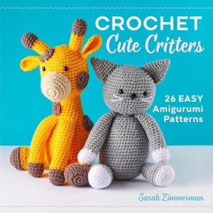 Könnte beinhalten: Ein Häkelbuchcover mit einer gelben Giraffe und einer grauen Katze als Amigurumi. Der Buchtitel lautet "CROCHET Cute Critters" mit dem Untertitel "26 EASY Amigurumi Patterns". Der Name der Autorin, Sarah Zimmerman, steht unten.