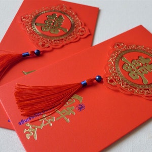 Double Happiness - Exquisites 3D Floral gold und rotes Folien stempeln Design mit rotem Päckchen Umschlag (2 Stk)
