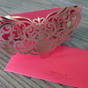 Floral rojo y dorado - Paquete de sobres rojos con un exquisito diseño troquelado - 1 unidad (35 USD Envío gratis a todo el mundo*)