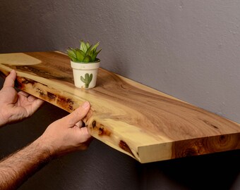 Minimalistisk trähylla med live edge-kant Massivt trä flytande vägghylla Modern rustik träskandinavisk heminredning Naturligt trähylla