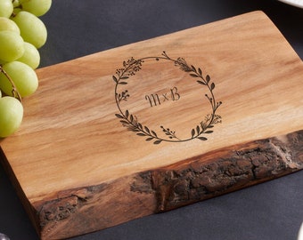 Tabla de cortar personalizada de madera de olivo Live Edge con iniciales personalizadas, bandeja para servir queso grabado para bodas, compromisos, aniversarios