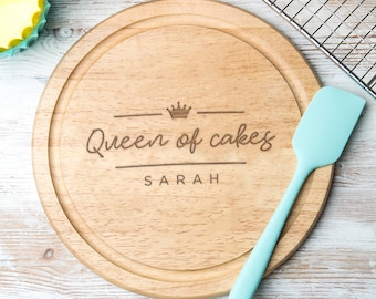 Regalo personalizado para ella, tabla de cortar Queen of Cakes, tabla de cortar de madera redonda, tabla de cortar de madera grabada, regalo de cumpleaños para mujeres