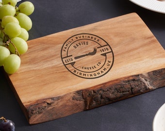 Tabla de cortar rústica personalizada de madera de borde natural con grabado personalizado, regalo familiar, queso y vino, tabla de servir para entretenimiento