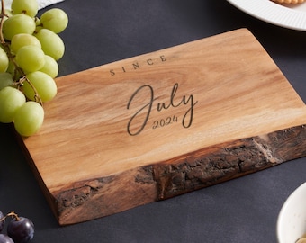 Tabla de cortar rústica grabada personalizada, tabla de queso de madera de olivo con borde natural, plato de servicio elegante - regalo de boda perfecto