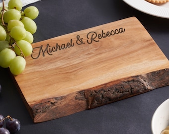 Tabla de cortar de madera Live Edge personalizada con nombres personalizados, elegante bandeja para servir queso para bodas, compromisos, aniversarios