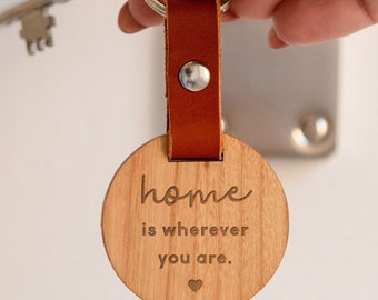 Llavero grabado 'El hogar está dondequiera que estés', regalo de inauguración de la casa para la madre, llavero de madera y cuero, pequeño regalo del Día de la Madre
