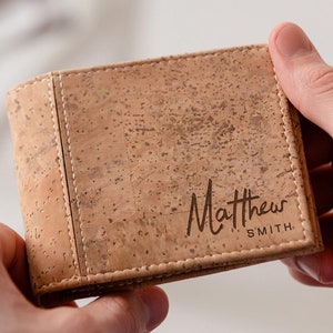 Cartera de corcho vegana con nombre personalizado para hombre / Cartera grabada personalizada para él / Regalos de cumpleaños únicos para esposo o novio / Regalo para papá