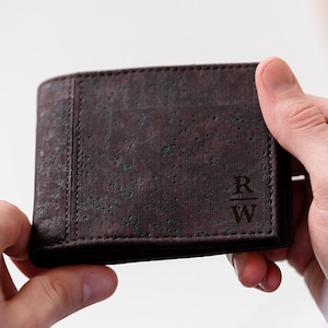 Portefeuille personnalisé en liège végétalien monogramme pour lui - portefeuille personnalisé pour petit ami végétalien - portefeuille gravé pour homme - cadeaux d'anniversaire uniques