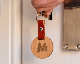 Personalised Initial Keyring for Men Women Kids - Unique Birthday Gift for Him Her - Engraved Monogram Keychain - Wood and Leather - Round