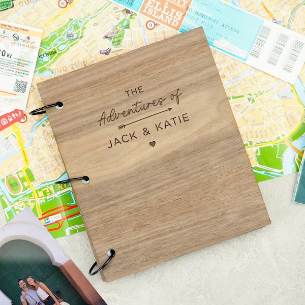 Diario di viaggio personalizzato della coppia, album di ritagli in legno "Le avventure di", libro dei ricordi personalizzato, regalo di anniversario per lui, regalo di viaggio