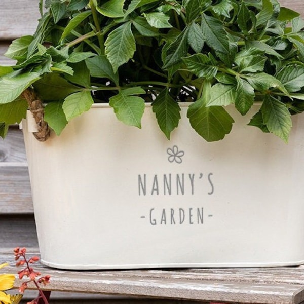Pot de fleur gravé « Nanny's Garden » - Jardinière d'herbes aromatiques unique pour l'intérieur et l'extérieur - Cadeau d'anniversaire ou de fête des mères pour nounou, grand-mère