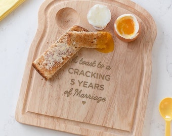 Tabla de huevos y tostadas grabada / Regalo para el 5.º aniversario de bodas para esposa y esposo / Regalo de aniversario por 5 años / Tabla de madera para servir desayuno
