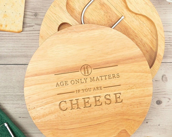 Ensemble de plateau de fromages gravé « L'âge compte si vous êtes du fromage » - Cadeau d'anniversaire amusant pour les amateurs de fromage - Plateau de fromages rond en bois avec outils