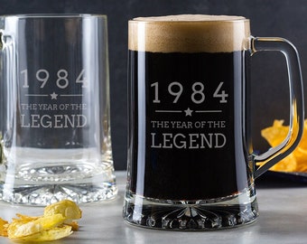 Chope en verre gravé – Design « 1984 Année de la légende » – Cadeaux de 40e anniversaire pour homme et lui – Stein en verre de 590 ml