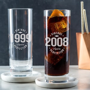 Vaso de trago alto personalizado con grabado "Vintage Añejado a la Perfección" / 18.º cumpleaños / Regalo para beber ron para hermanos, sobrinos y amigos