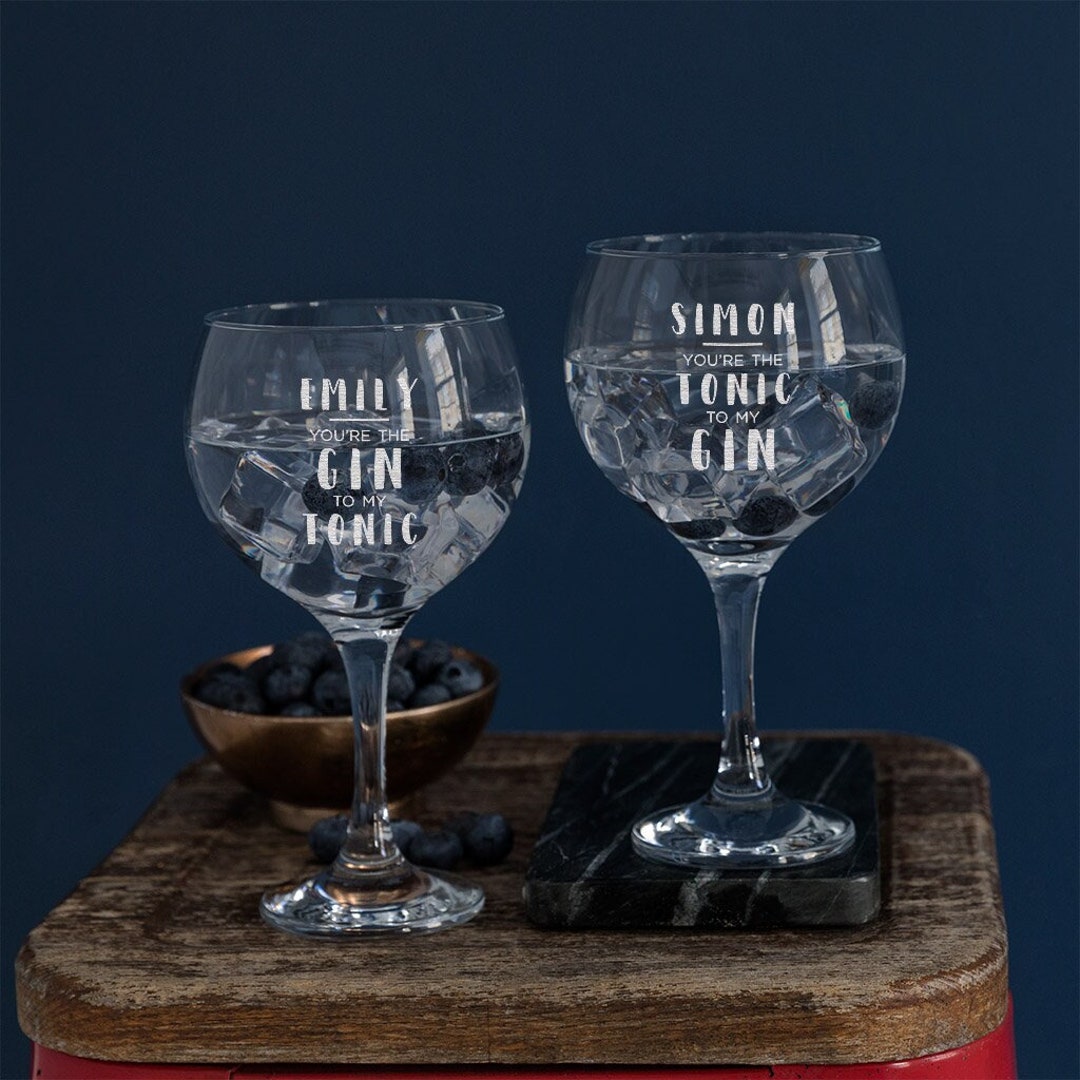 Set Regalo 2 Bicchieri Da Gin Montana Con Incisione – Frase “La Sera Può BeGINnen” E “Alla Fine Si Ottiene Tutto Un Gin” - 2