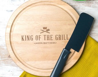 Personalised Round Wooden 'King Of The Grill' Serving Board - Personalized Cutting Chopping Board - Gifts For Men Him Dad - Unique Grilling