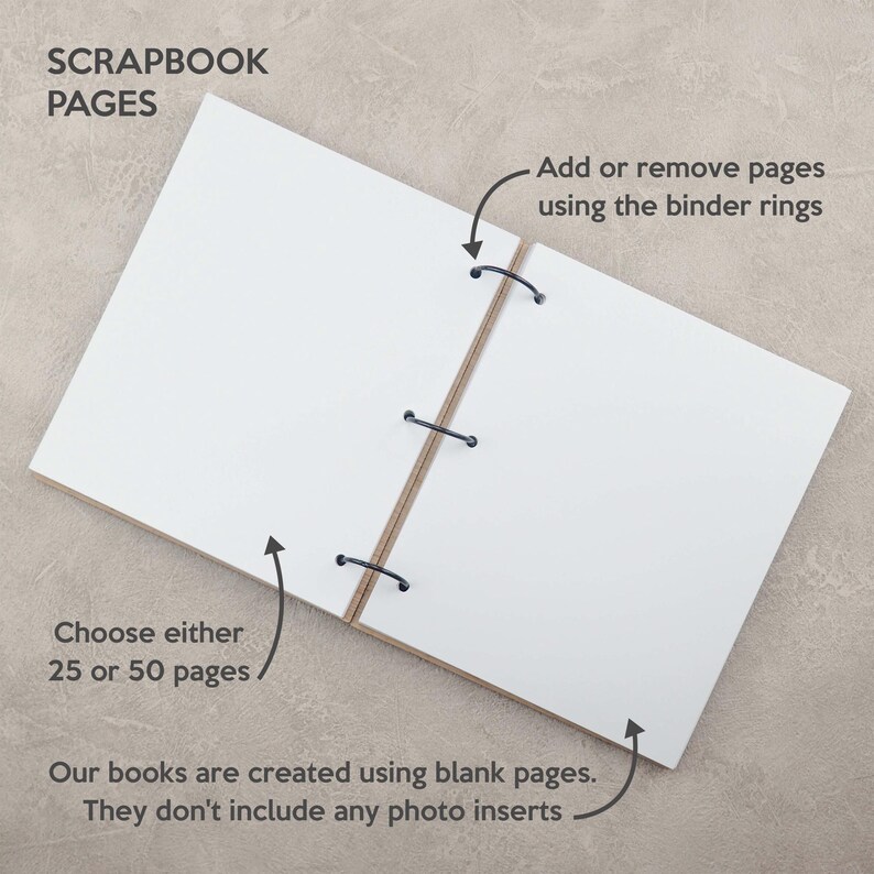 K&ouml;nnte beinhalten: Ein wei&szlig;es Scrapbook mit schwarzen Ringbindungen. Das Scrapbook hat einen braunen Pappr&uuml;cken. Der Text "SCRAPBOOK PAGES" ist auf dem vorderen Umschlag gedruckt. Der Text "Seiten hinzuf&uuml;gen oder entfernen mit den Ringbindungen" ist auf der rechten Seite des ge&ouml;ffneten Scrapbooks gedruckt. Der Text "W&auml;hlen Sie entweder 25 oder 50 Seiten" ist auf der linken Seite des ge&ouml;ffneten Scrapbooks gedruckt. Der Text "Unsere B&uuml;cher werden mit leeren Seiten erstellt. Sie enthalten keine Fotoeins&auml;tze" ist unterhalb des ge&ouml;ffneten Scrapbooks gedruckt.