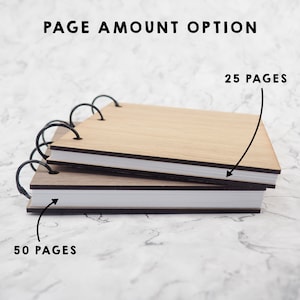 Puede incluir: Dos cuadernos rectangulares con cubiertas de madera clara y oscura, unidos por anillas met&aacute;licas negras. El texto superior dice PAGE AMOUNT OPTION. Flechas se&ntilde;alan los cuadernos, con etiquetas indicando 25 PAGES arriba y 50 PAGES abajo.