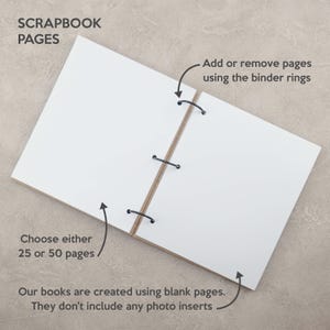 Puede incluir: Un &aacute;lbum de recortes con p&aacute;ginas blancas en blanco unidas por tres anillas met&aacute;licas negras. El texto en la imagen dice: SCRAPBOOK PAGES, Add or remove pages using the binder rings, Choose either 25 or 50 pages, Our books are created using blank pages. They don't include any photo inserts.