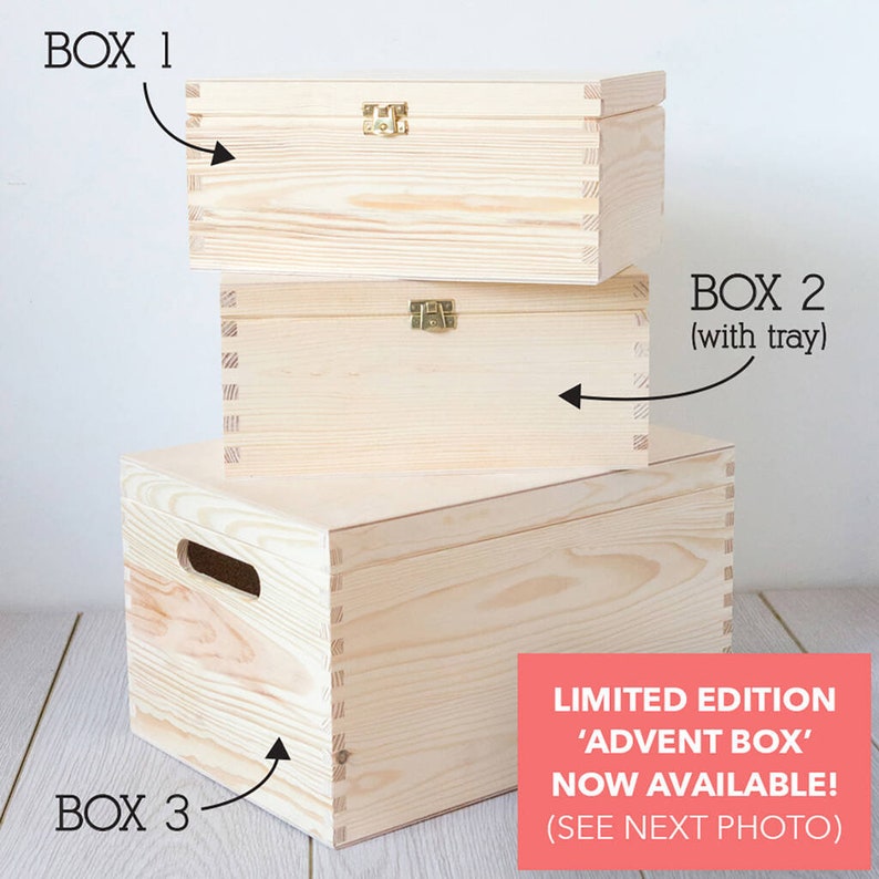 Puede incluir: Tres cajas de madera apiladas una encima de la otra. La caja superior est&aacute; etiquetada como "BOX 1", la caja del medio est&aacute; etiquetada como "BOX 2 (con bandeja)", y la caja inferior est&aacute; etiquetada como "BOX 3". Un banner rojo en la parte inferior de la imagen dice "EDICI&Oacute;N LIMITADA 'CAJA DE ADVIENTO' &iexcl;YA DISPONIBLE! (VER LA SIGUIENTE FOTO)"