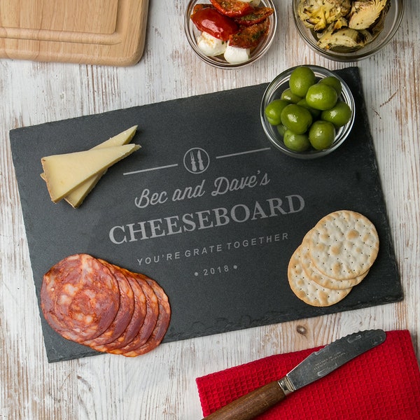 Planche à fromage en ardoise personnalisée - Planche à découper ou à découper personnalisée - Cadeau de pendaison de crémaillère unique pour une famille de couple