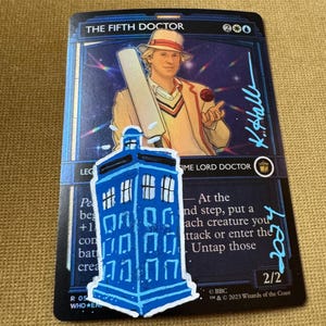 5代目ドクター (ショーケース) - Universes Beyond: Doctor Who (WHO) - 署名および再マーク入り。