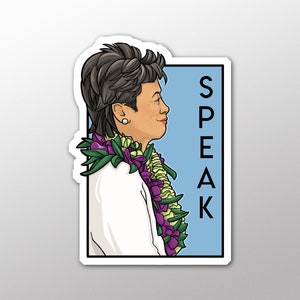 Puede incluir: Una pegatina con una ilustración de dibujos animados de una mujer con el pelo corto y castaño que lleva una camisa blanca y un collar de flores morado y verde. El fondo es azul con la palabra "SPEAK" en texto negro.