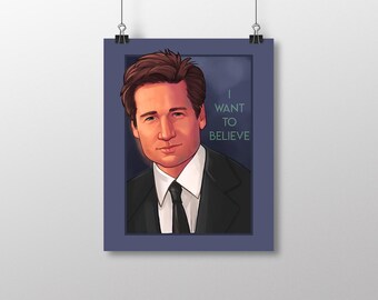 Puede incluir: Una ilustración digital de un hombre con cabello oscuro que lleva un traje negro y una camisa blanca con una corbata negra. El fondo es de color azul oscuro. El texto "I WANT TO BELIEVE" está escrito en blanco en el lado derecho de la imagen.