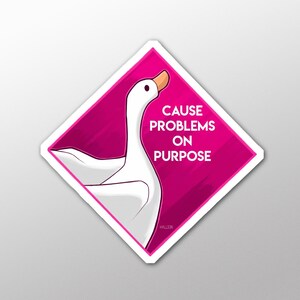 Puede incluir: Una pegatina de diamante rosa con una ilustraci&oacute;n de ganso blanco y el texto "CAUSE PROBLEMS ON PURPOSE".