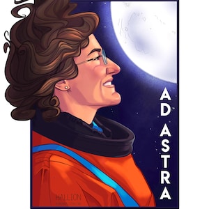 Może przedstawiać: Cyfrowa ilustracja astronauty z brązowymi włosami w pomarańczowym kombinezonie, patrzącego na duży biały księżyc na tle ciemnoniebieskiego rozgwieżdżonego nieba. Tekst AD ASTRA jest napisany pionowo po prawej stronie, a CHRISTINA KOCH poniżej.
