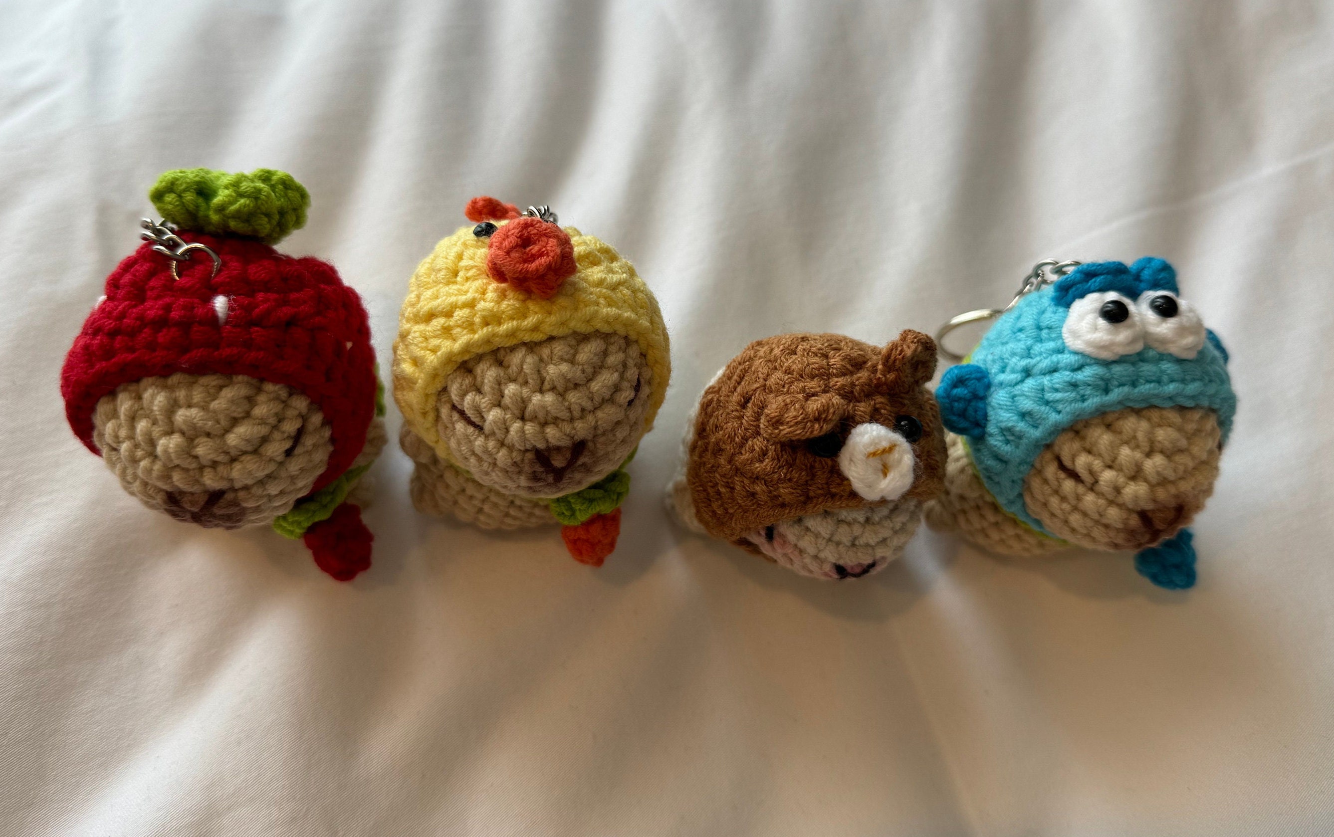 かぎ針編みのカピバラキーホルダー：イチゴ、クマ、ひよこ