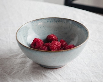 Petit bol bleu clair en poterie faite main, bol de petit-déjeuner jeté à la roue, plat de service