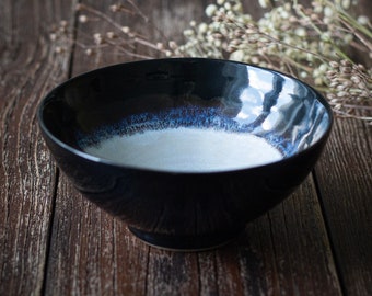 Élégant bol noir et blanc à pied moyen unique en poterie faite main, bol de petit-déjeuner jeté à la roue, plat de service