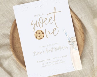 Può includere: Un invito su carta azzurra con testo marrone che recita "He's a sweet one" con un'illustrazione di un biscotto con gocce di cioccolato. Il testo include anche "Please join us for Liam's First Birthday, September 5th at 3pm, At 123 anywhere st..., rsvp to 123-456-7890".