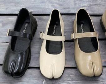 Tabi-Schuhe für Damen, Kunstleder-Tabi-Schuhe, Damen-Mary-Jane-Schuhe mit geteilter Zehenpartie und verstellbarem Riemen, Öko-Leder-Tabi-Ballerinas