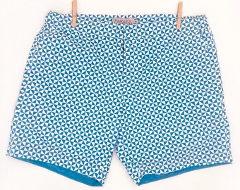 Luxuriöse Herren-Badeshorts mit blauen und weißen Dreiecken