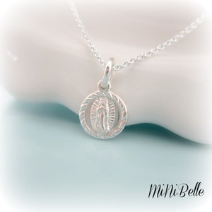Collar pequeño de Nuestra Señora de Guadalupe en plata de ley. Collar católico de la Virgen de Guadalupe. Collar de María. Bautizo de bebé. Primera Comunión.