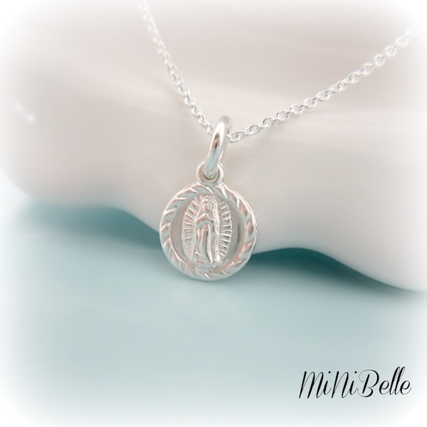 Collar pequeño de Nuestra Señora de Guadalupe en plata de ley. Collar católico de la Virgen de Guadalupe. Collar de María. Bautizo de bebé. Primera Comunión.